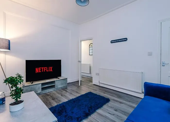 Spacious House Near City Centre -Sleeps 8 - Parking