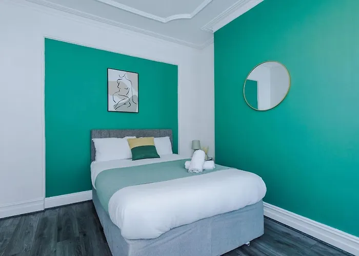 Spacious House Near City Centre -Sleeps 8 - Parking