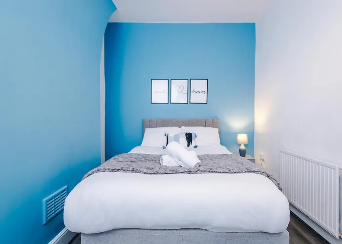 Spacious House Near City Centre -Sleeps 8 - Parking