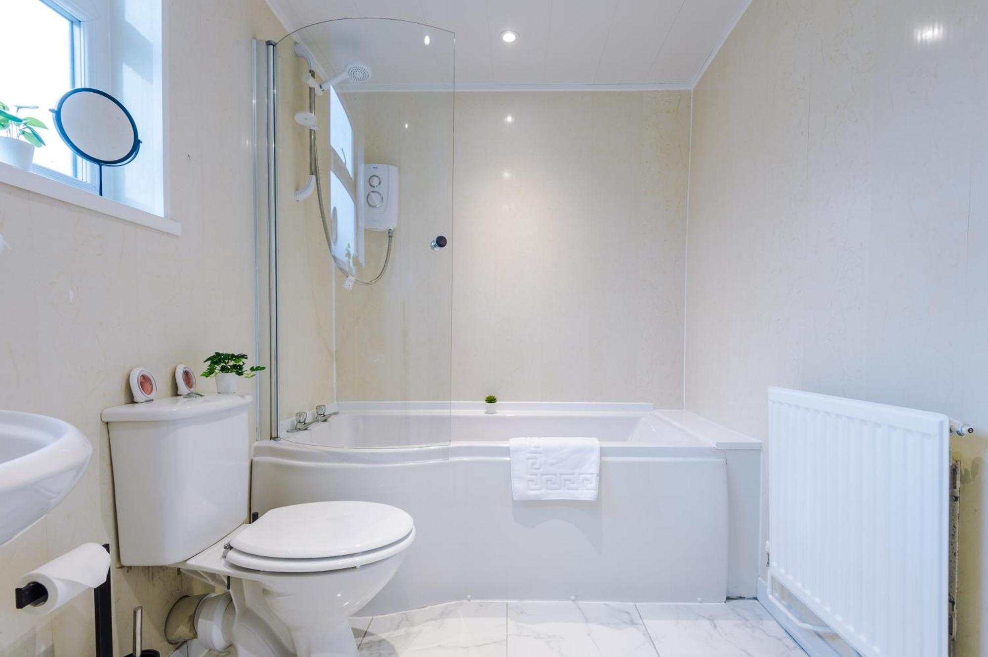 Spacious House Near Centre -sleeps 8 - Parking *