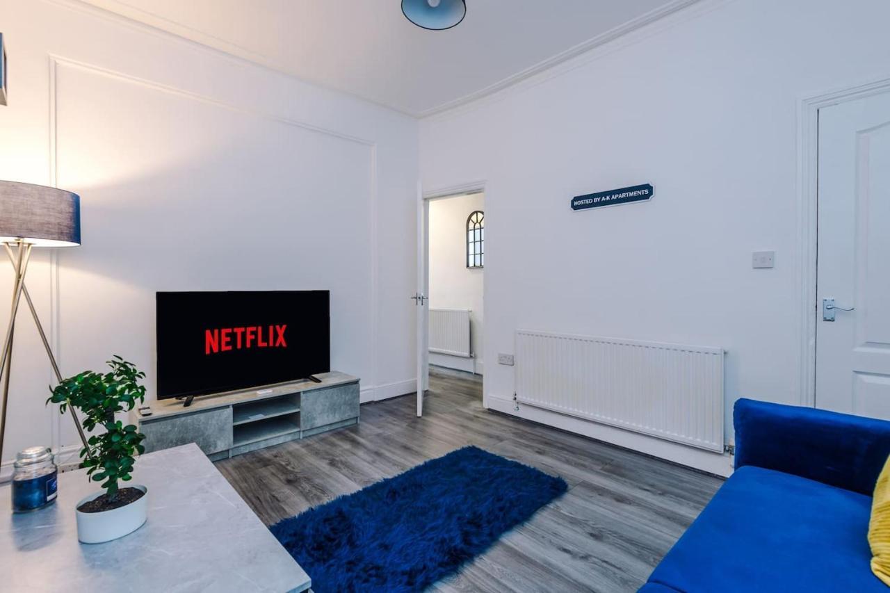 Spacious House Near Centre -sleeps 8 - Parking *